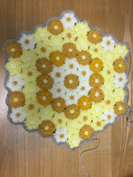 かぎ編みで 簡単な花のモチーフで座布団を作ります Vol 2